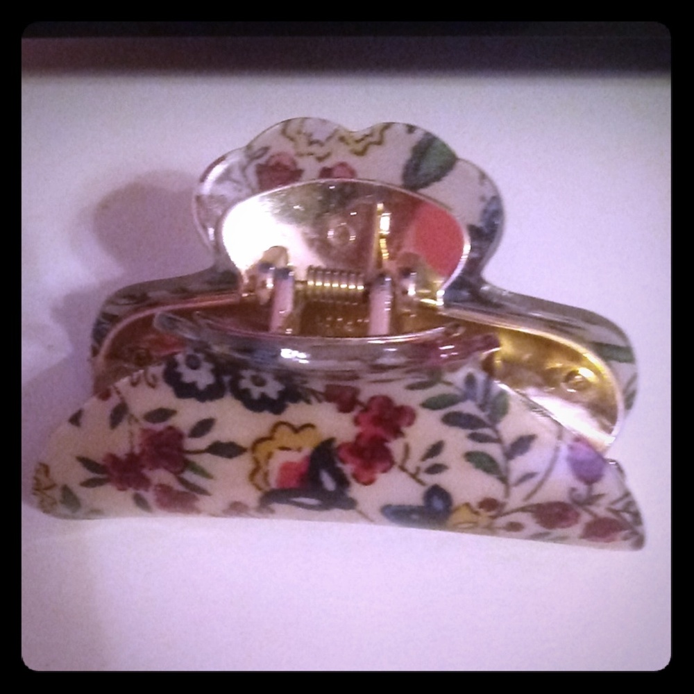🌼 hair clip ❤ cracker barrel